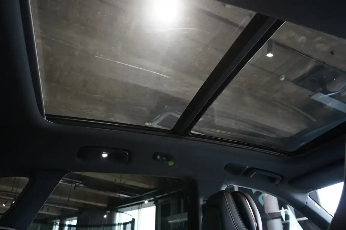 LYNK & CO 08