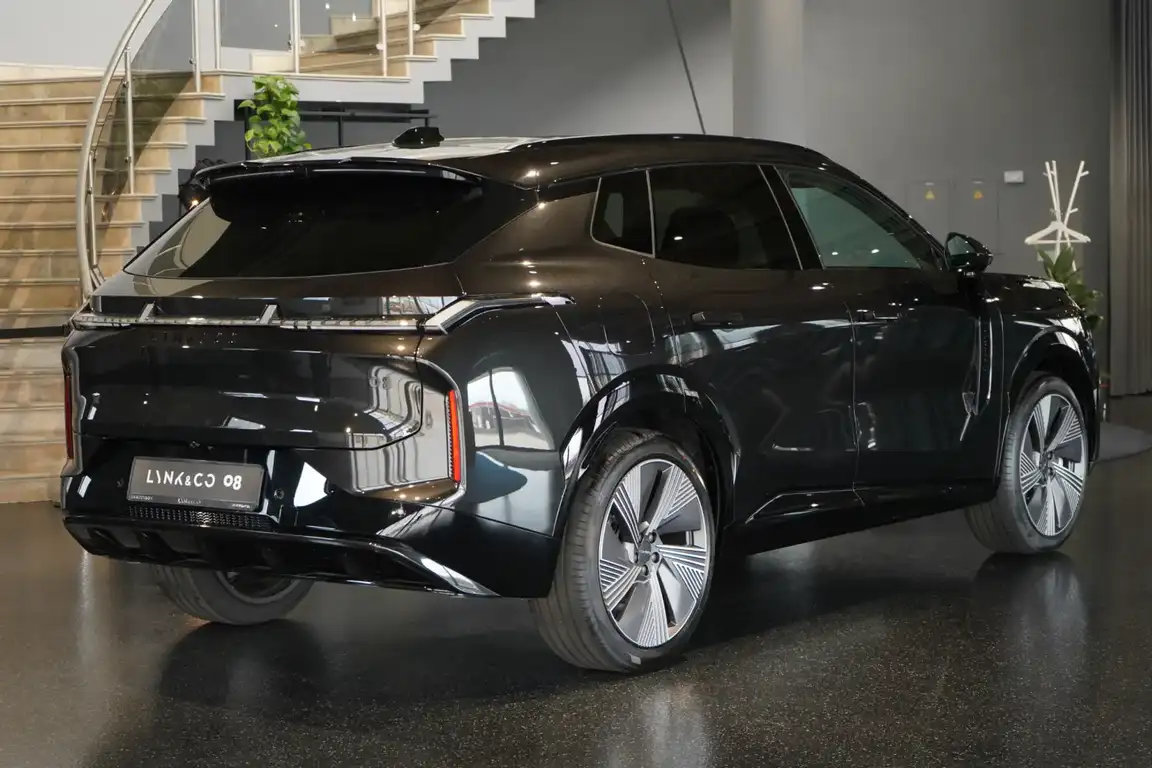 LYNK & CO 08
