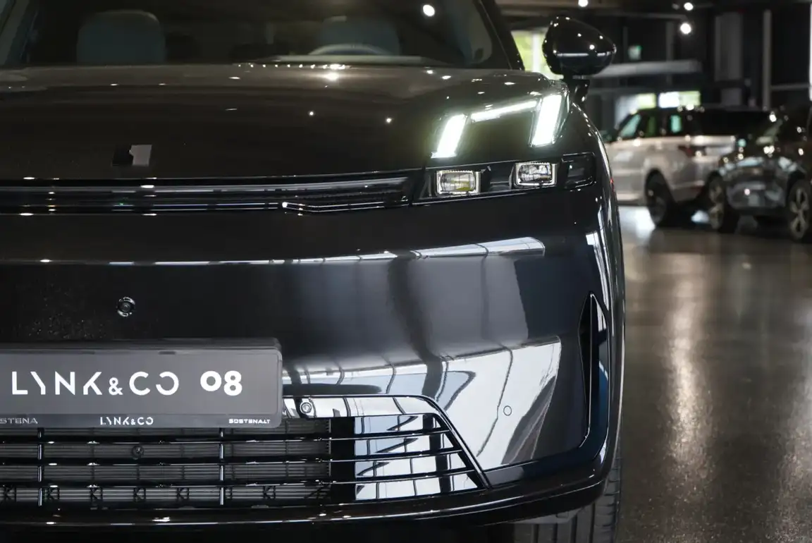 LYNK & CO 08