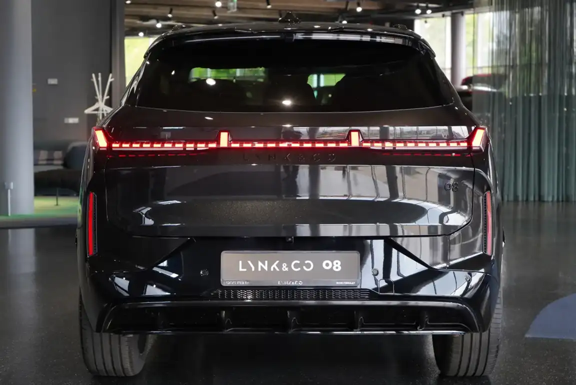 LYNK & CO 08