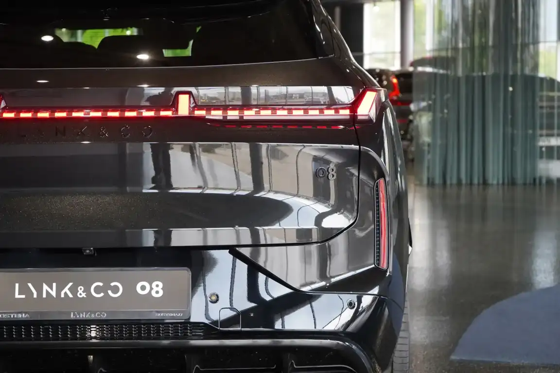 LYNK & CO 08