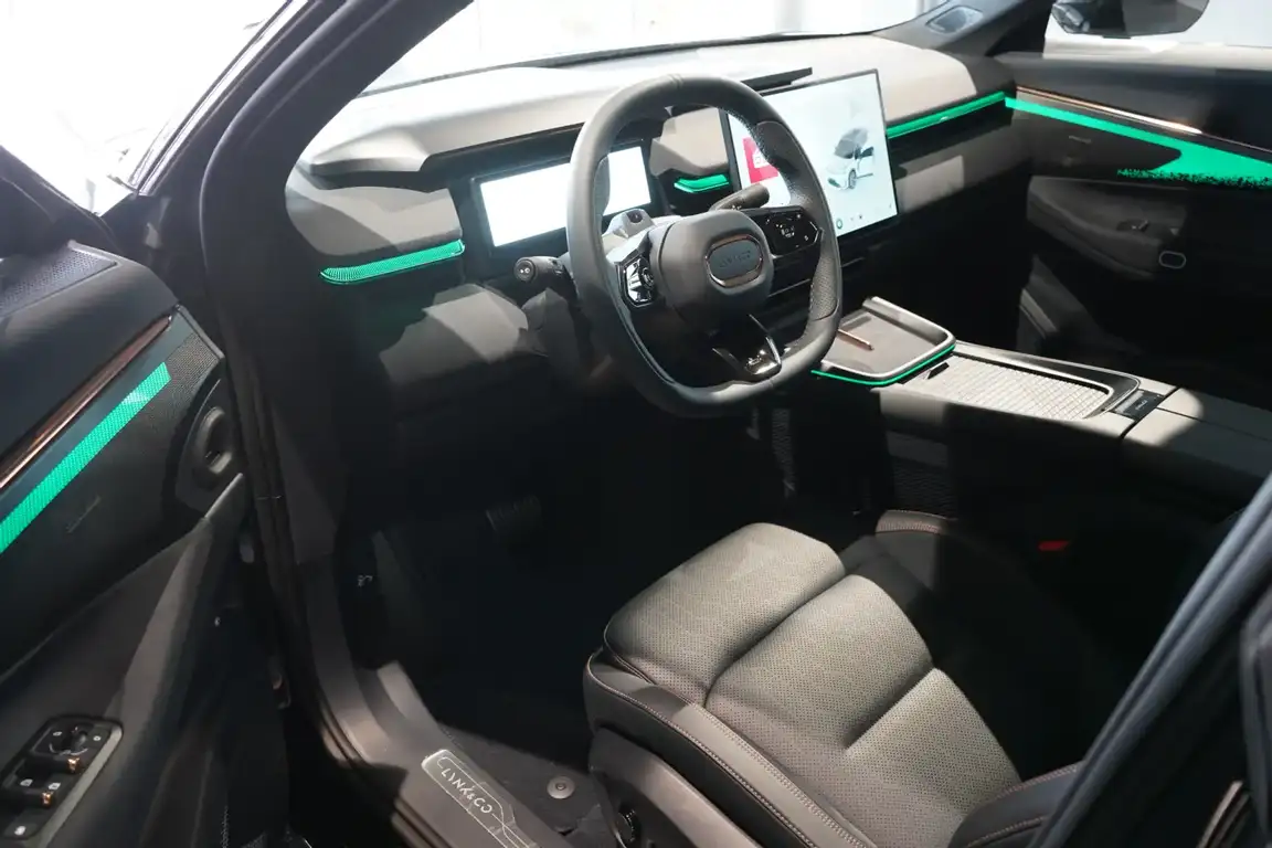 LYNK & CO 08