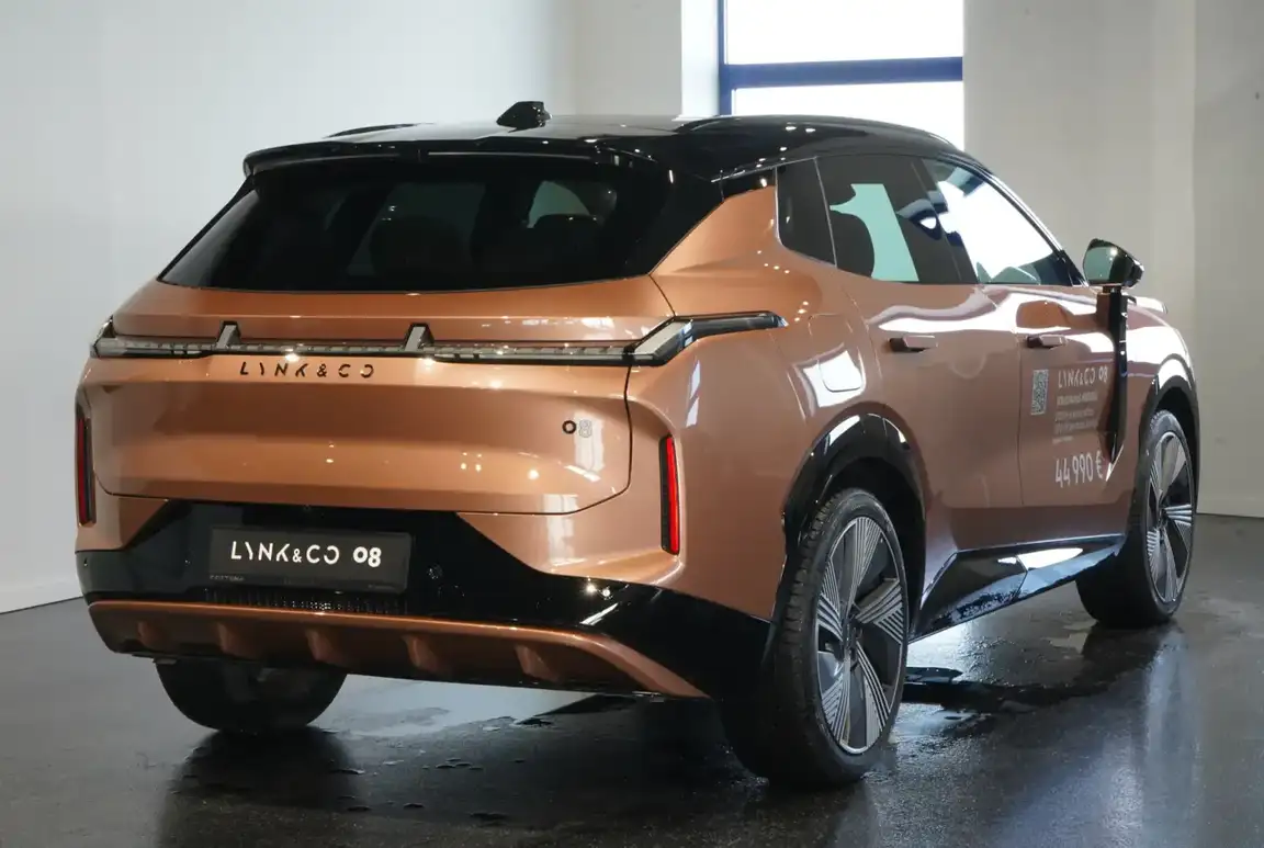 LYNK & CO 08