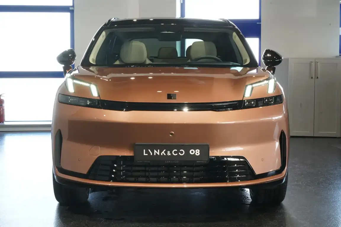 LYNK & CO 08
