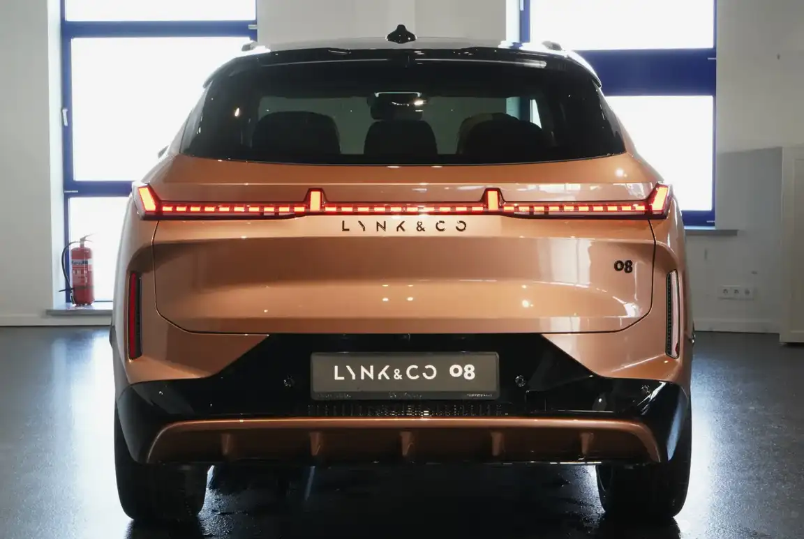 LYNK & CO 08