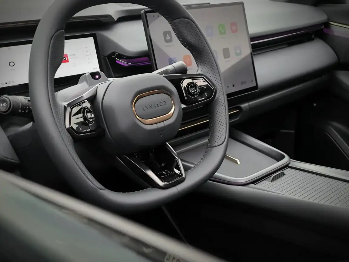 LYNK & CO 08