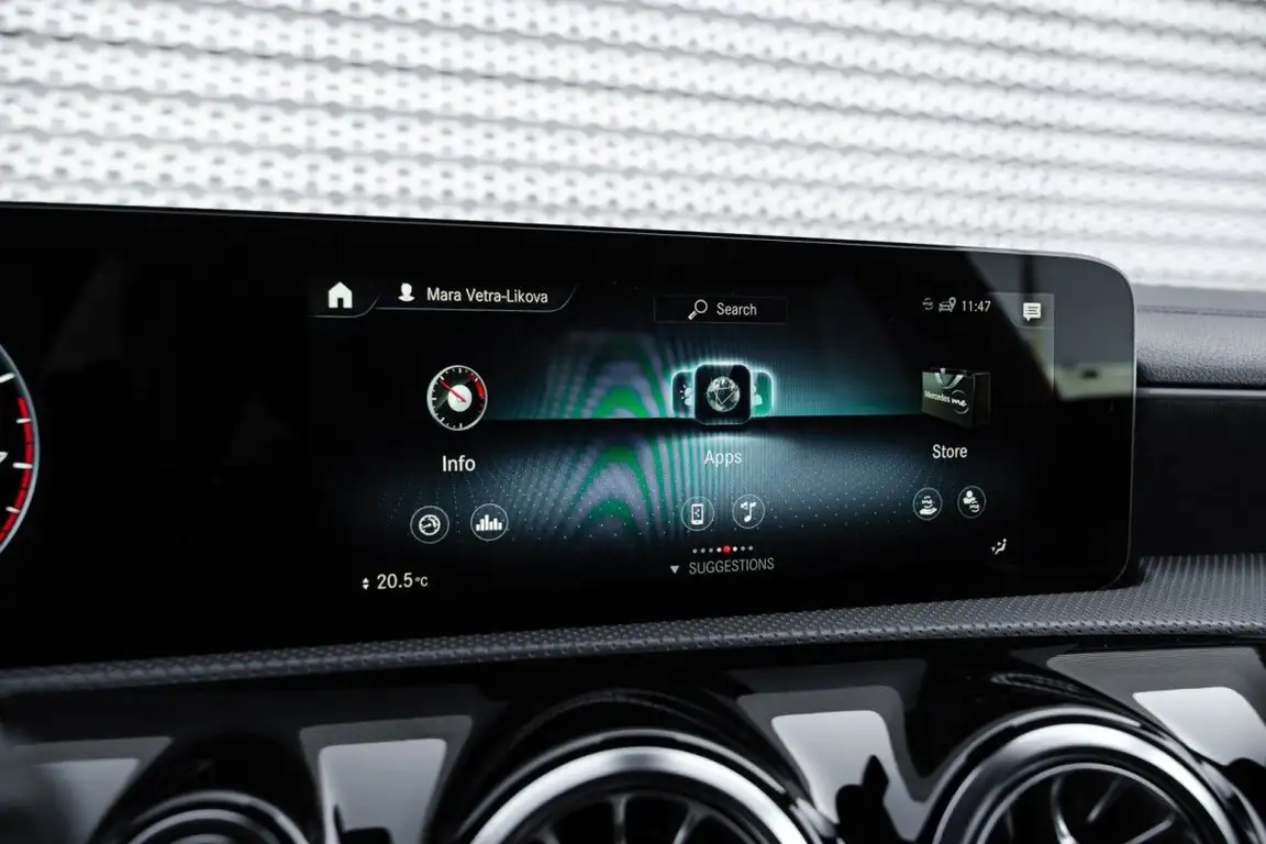 MERCEDES-BENZ CLA