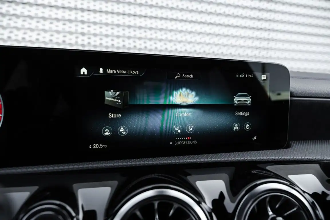 MERCEDES-BENZ CLA