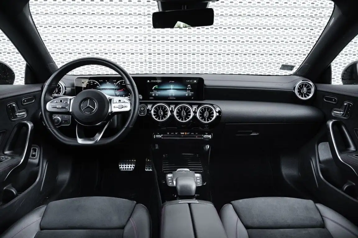 MERCEDES-BENZ CLA