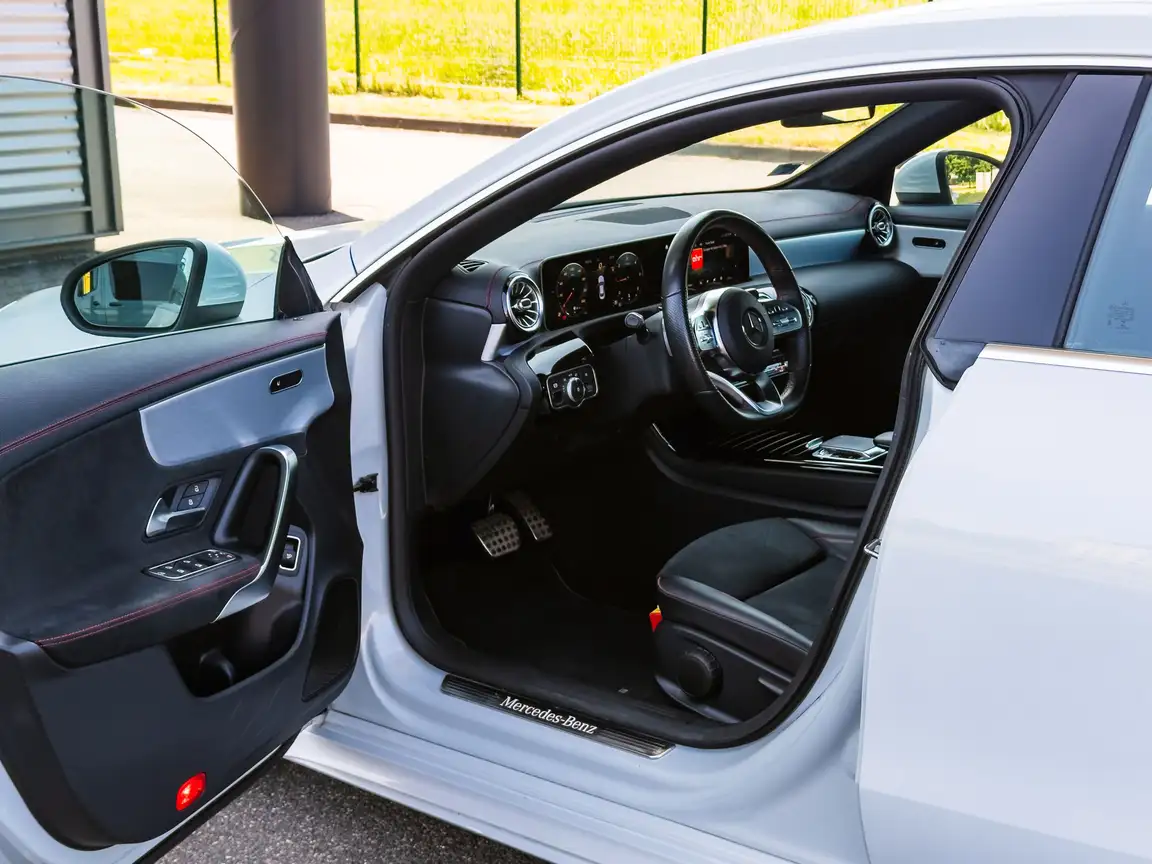 MERCEDES-BENZ CLA