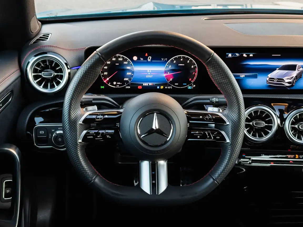 MERCEDES-BENZ CLA