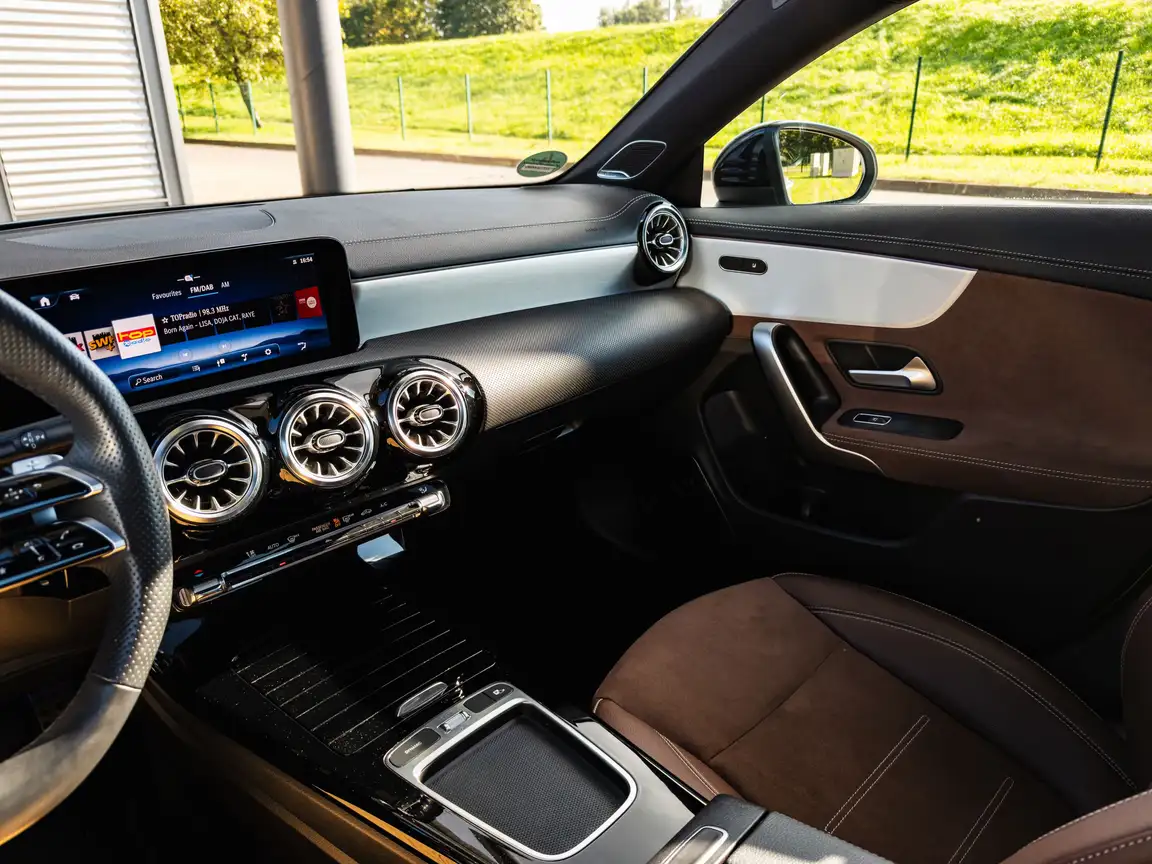 MERCEDES-BENZ CLA