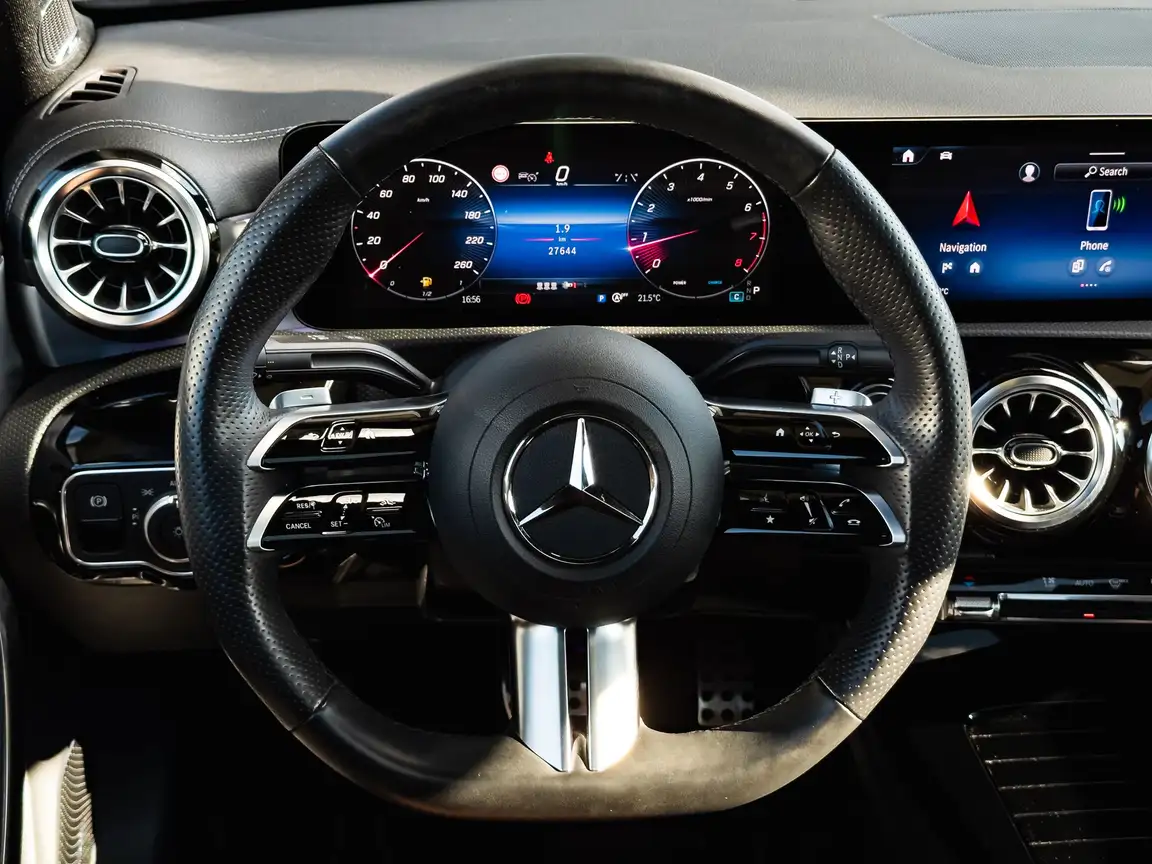 MERCEDES-BENZ CLA
