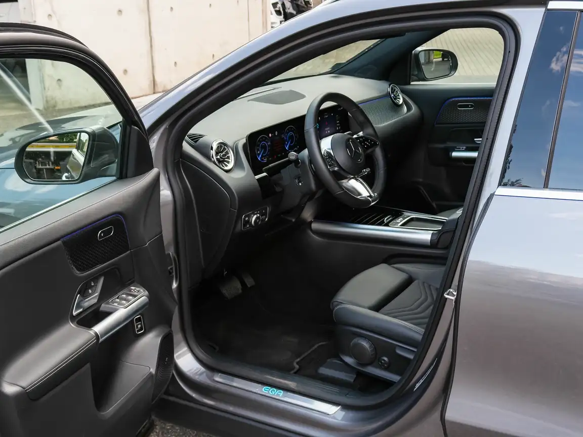 MERCEDES-BENZ EQA