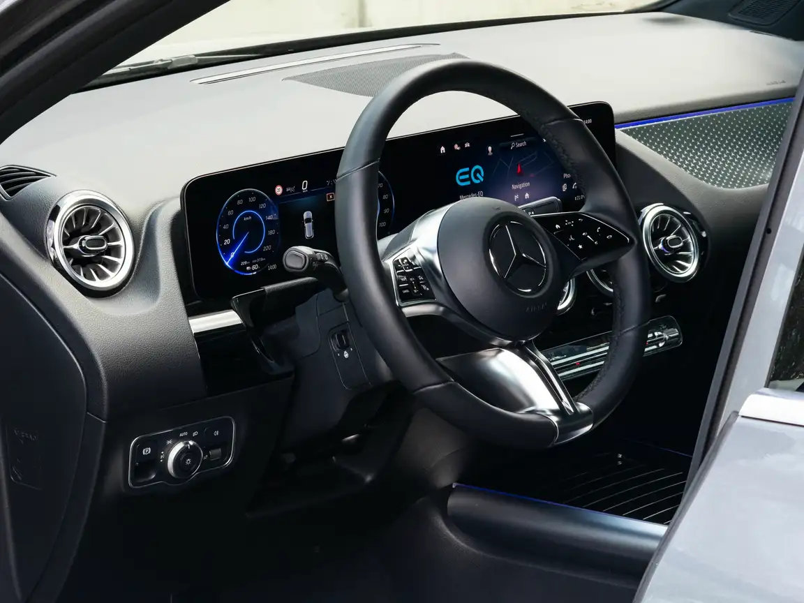 MERCEDES-BENZ EQA