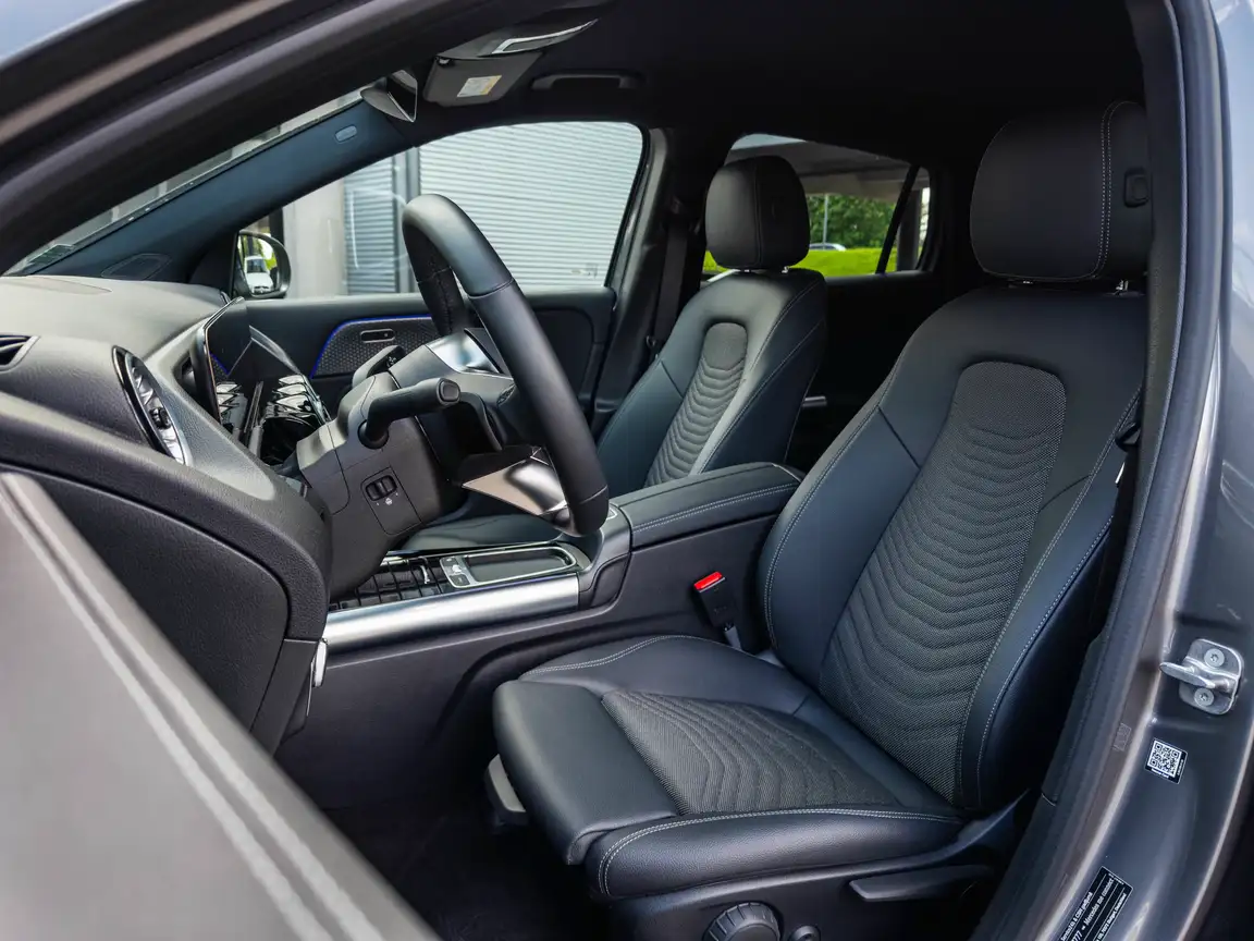 MERCEDES-BENZ EQA