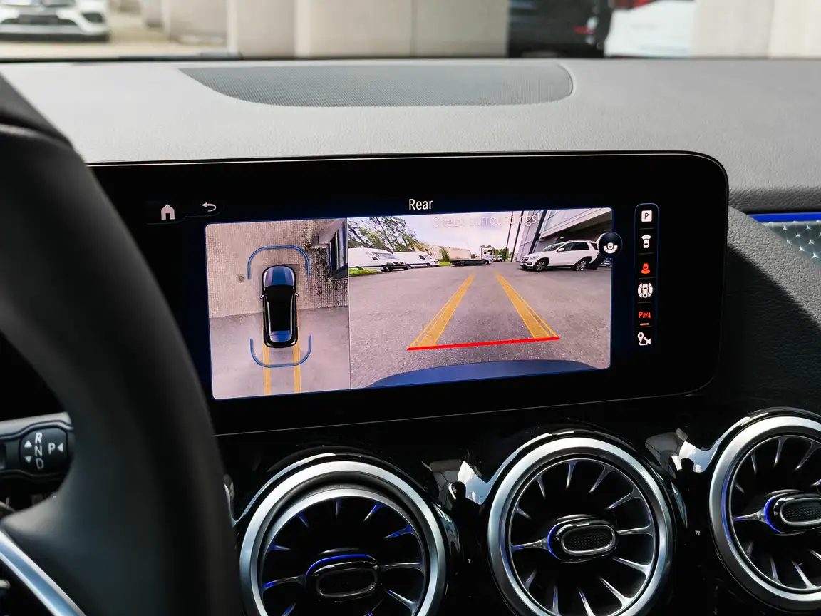 MERCEDES-BENZ EQA