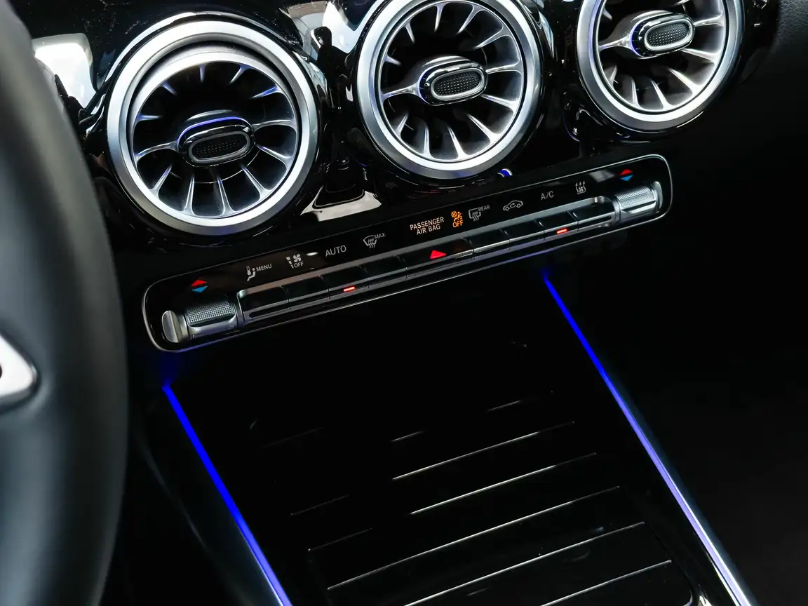 MERCEDES-BENZ EQA