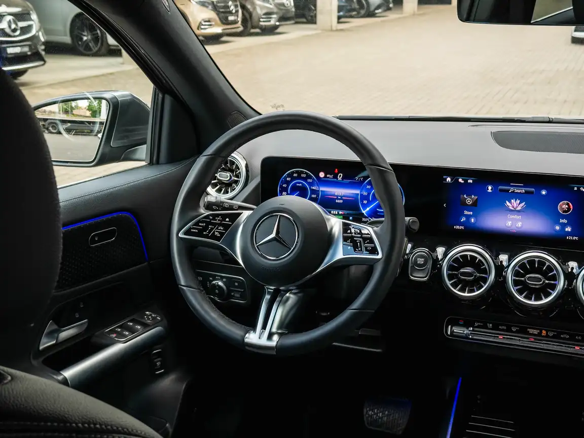 MERCEDES-BENZ EQA