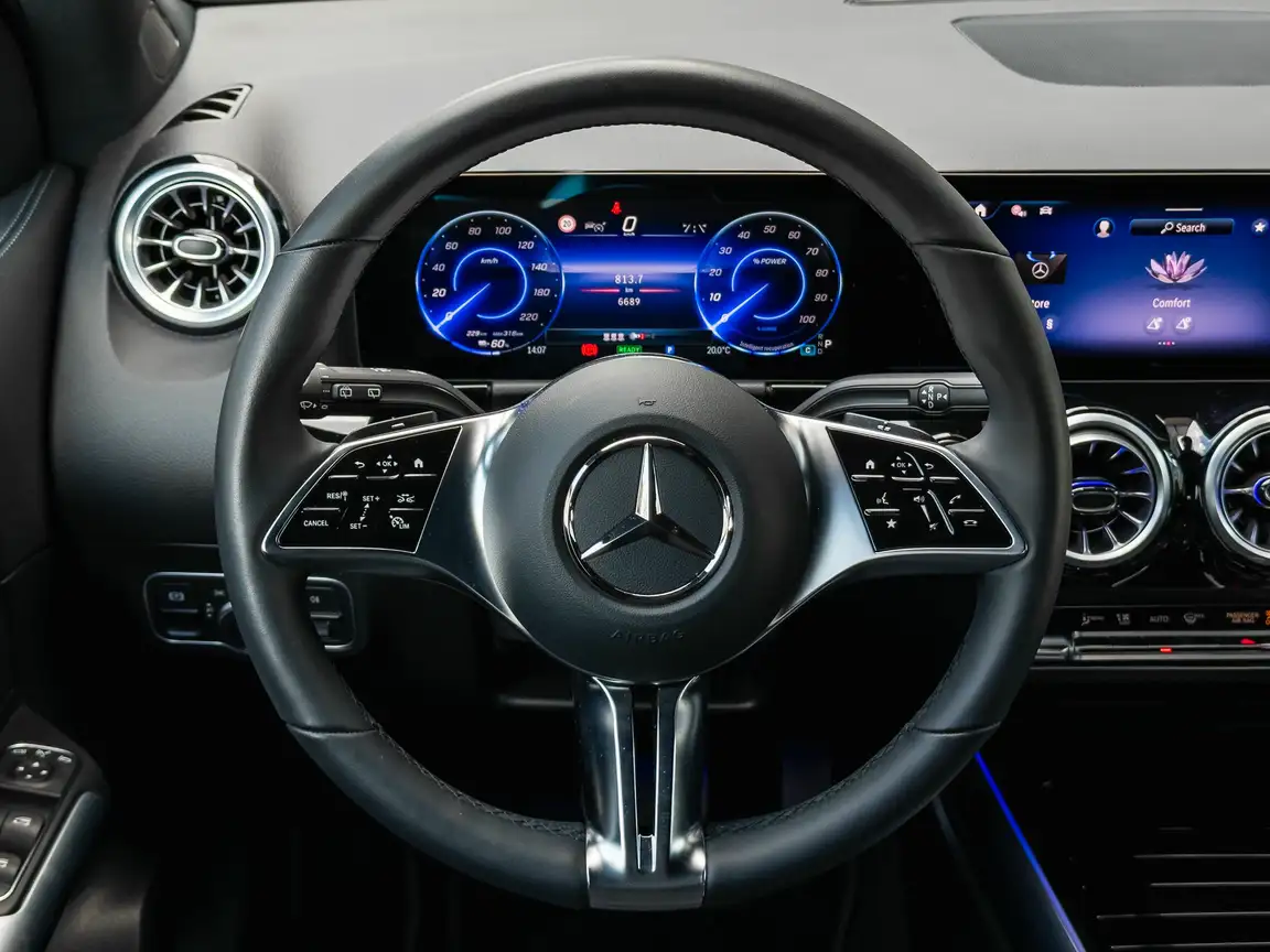 MERCEDES-BENZ EQA