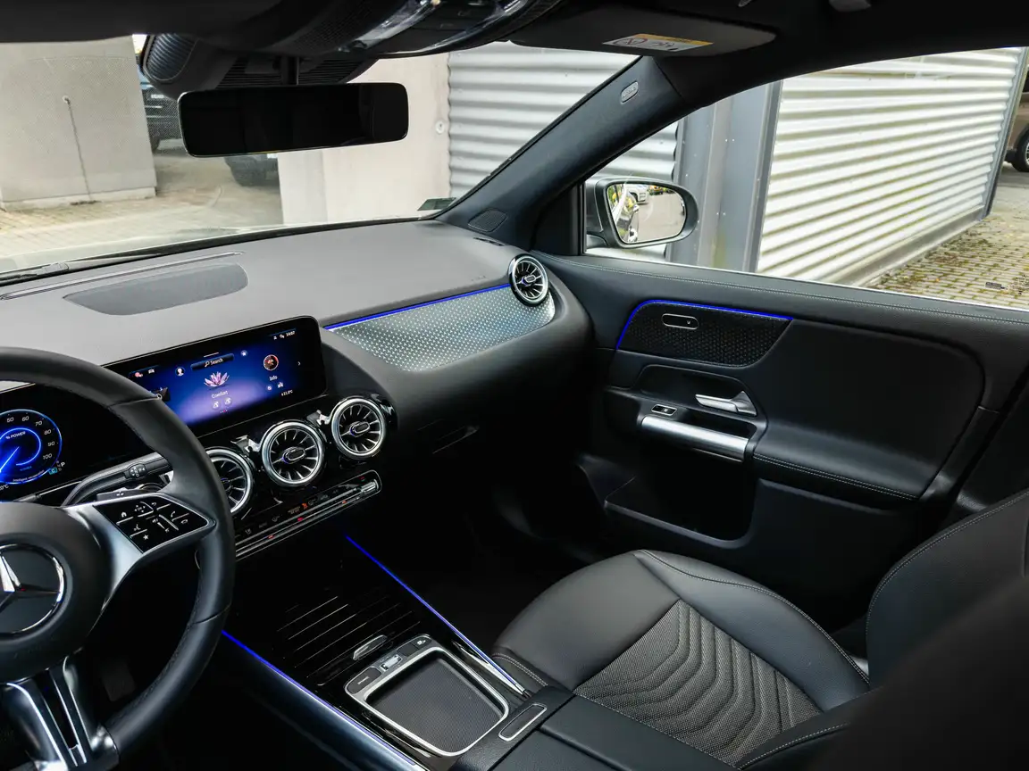 MERCEDES-BENZ EQA