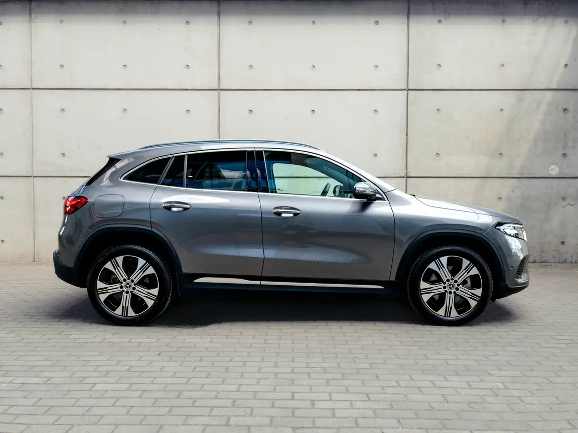 MERCEDES-BENZ EQA