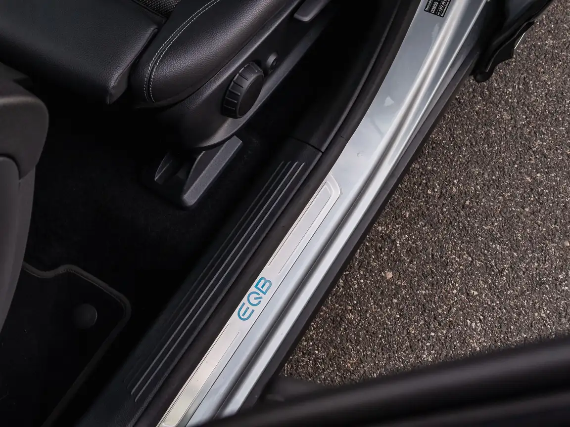 MERCEDES-BENZ EQB