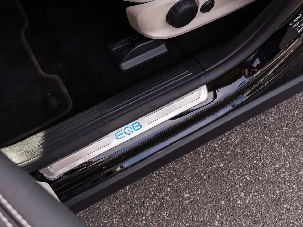 MERCEDES-BENZ EQB