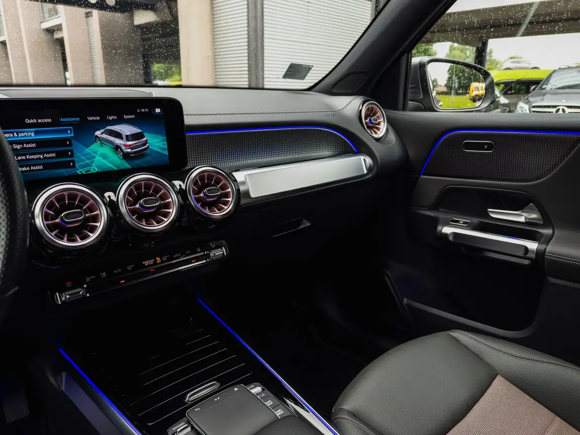MERCEDES-BENZ EQB