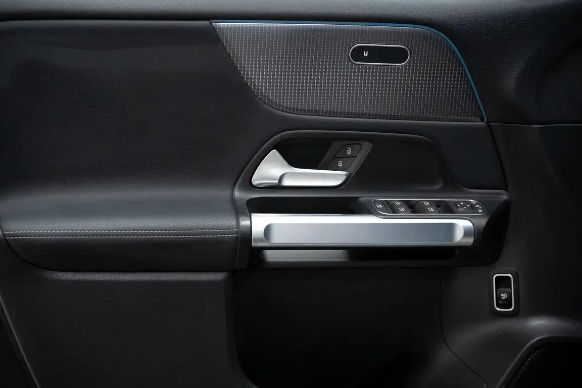 MERCEDES-BENZ EQB