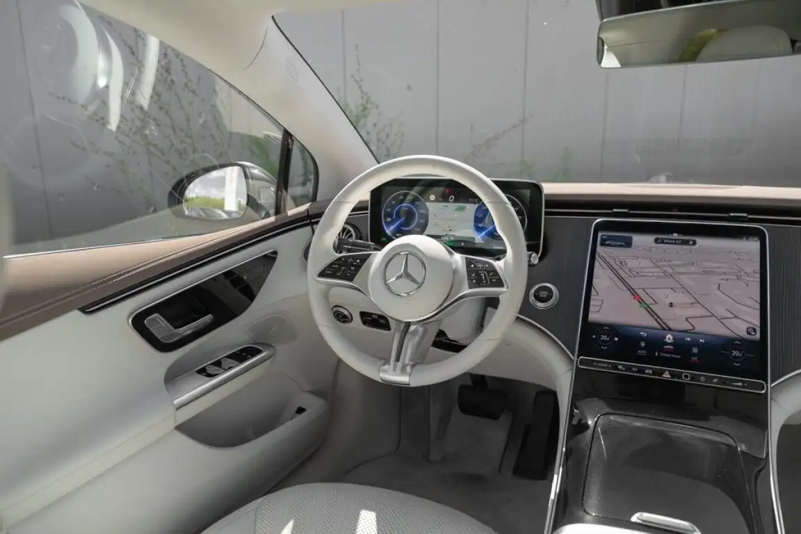 MERCEDES-BENZ EQE