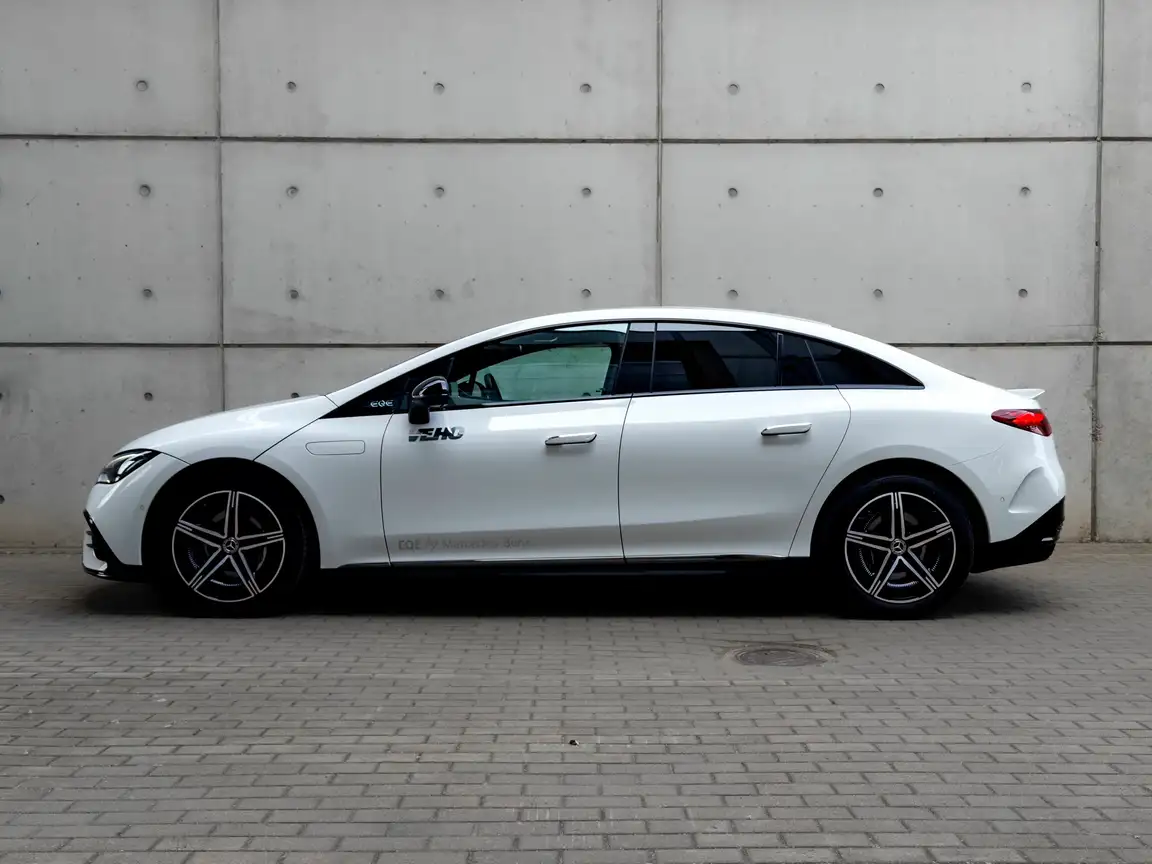 MERCEDES-BENZ EQE