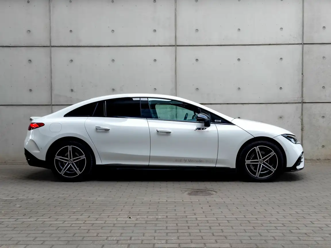 MERCEDES-BENZ EQE