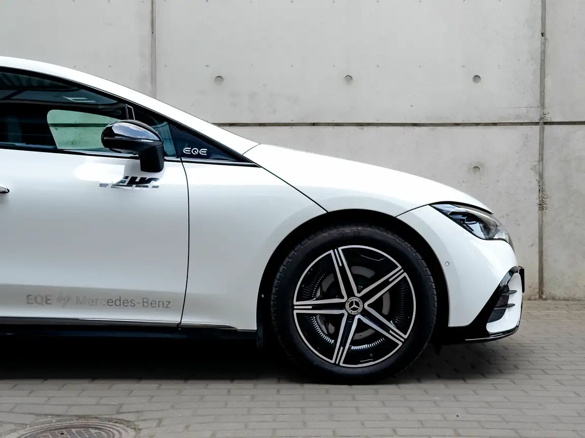 MERCEDES-BENZ EQE