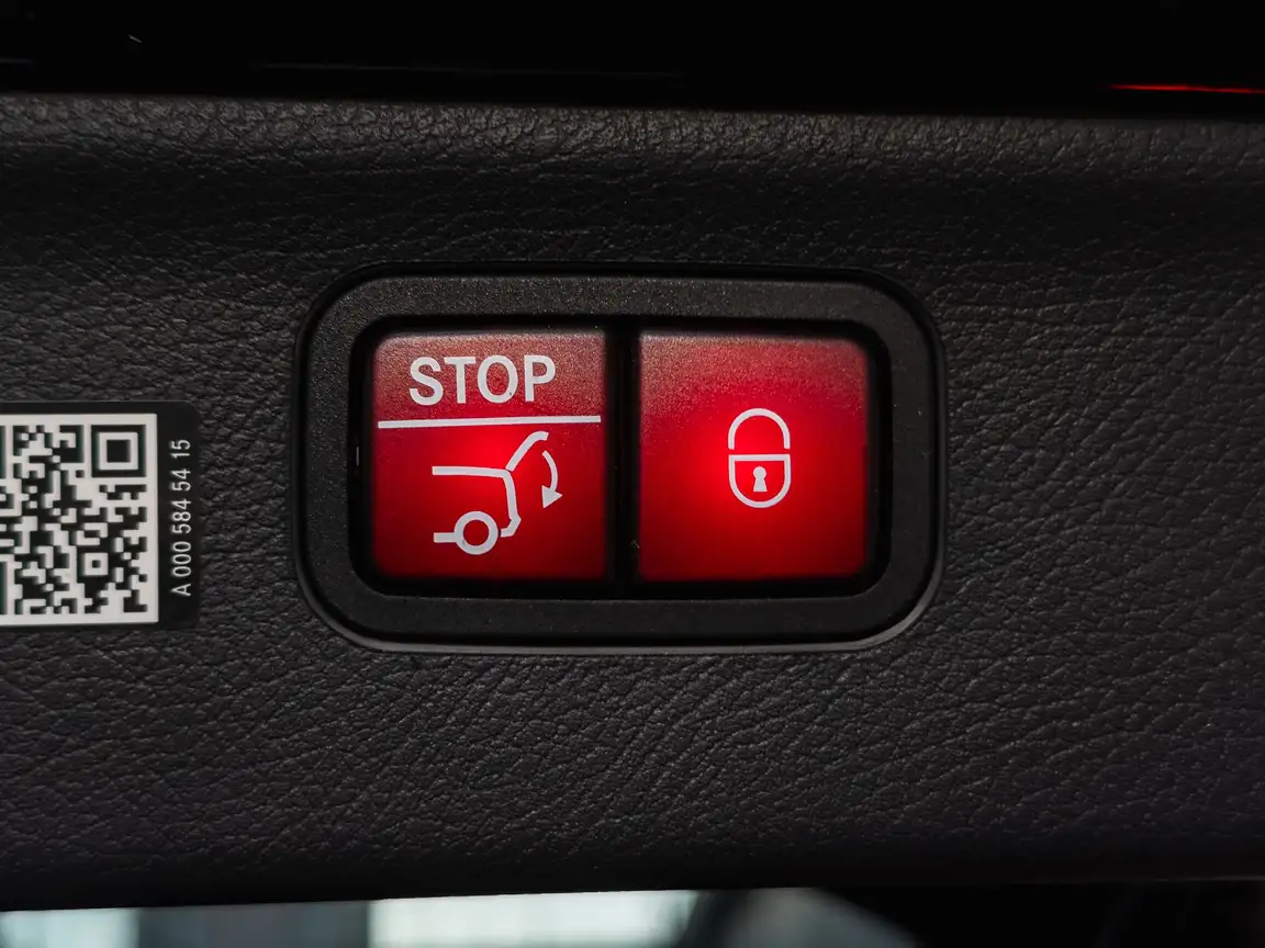 MERCEDES-BENZ EQS