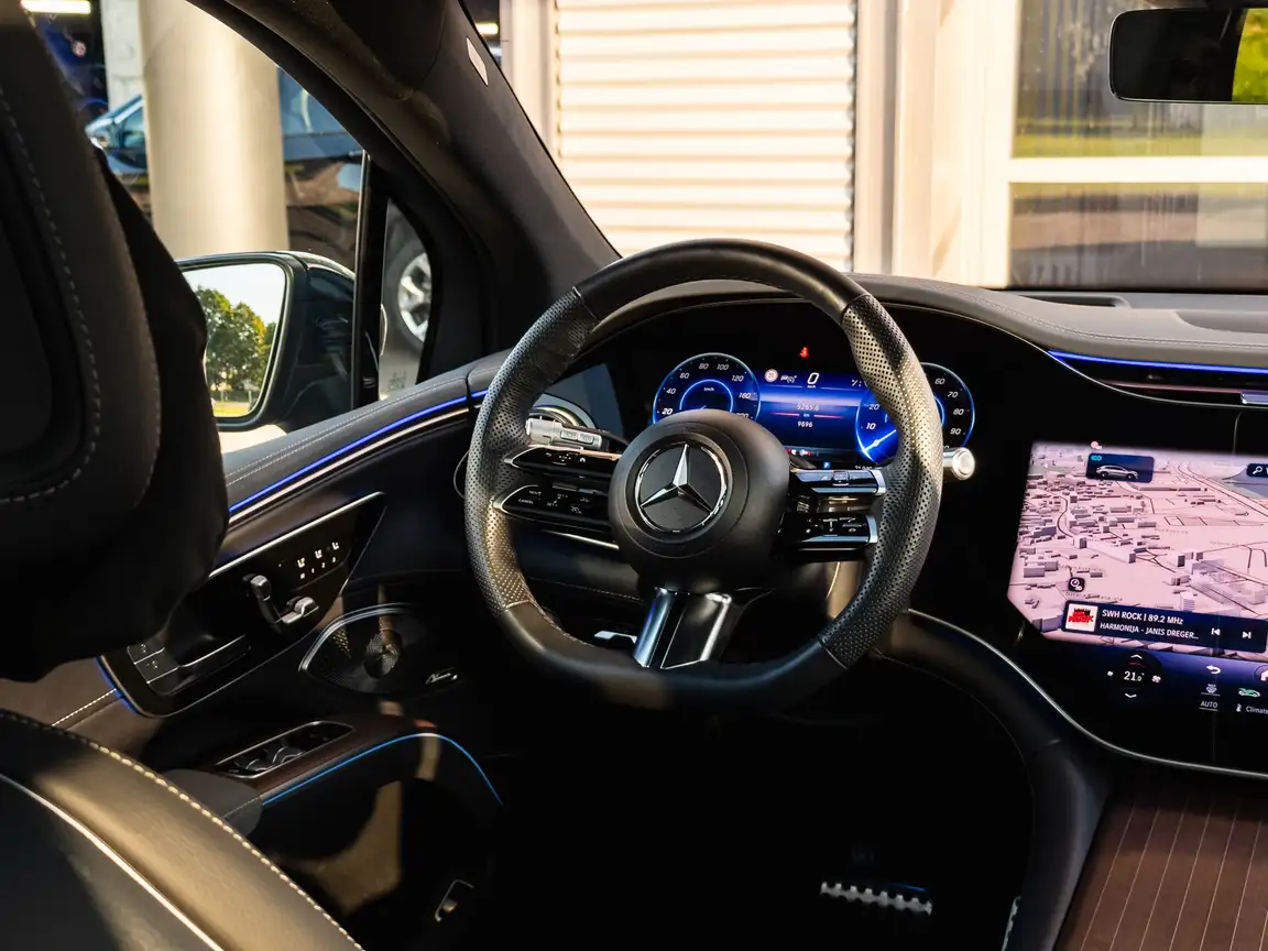 MERCEDES-BENZ EQS