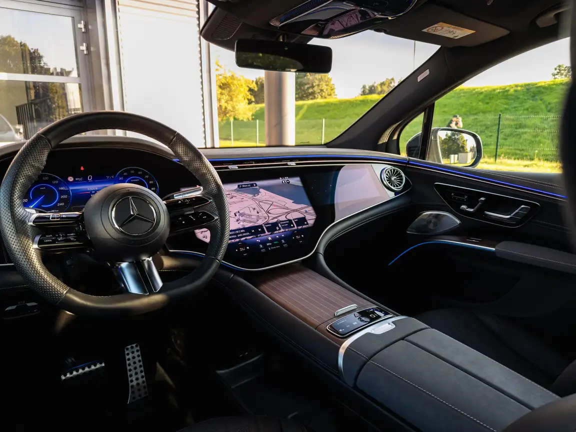 MERCEDES-BENZ EQS