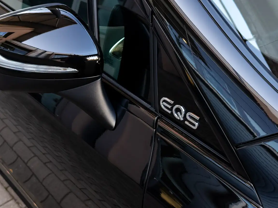 MERCEDES-BENZ EQS