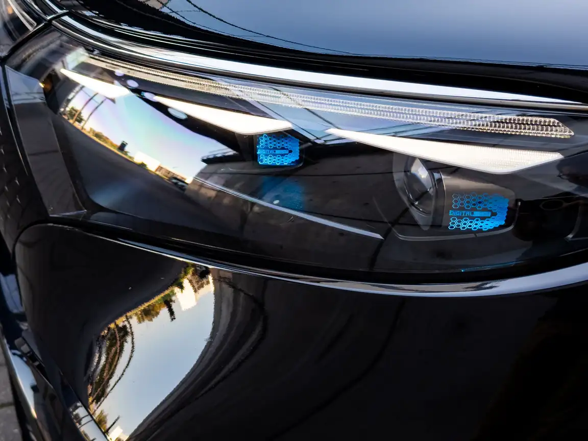 MERCEDES-BENZ EQS