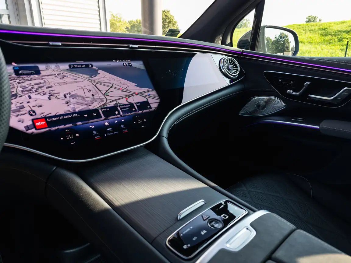 MERCEDES-BENZ EQS
