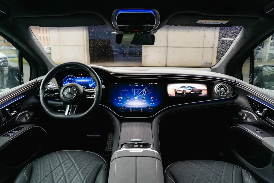MERCEDES-BENZ EQS