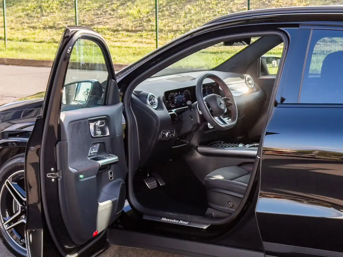 MERCEDES-BENZ GLA