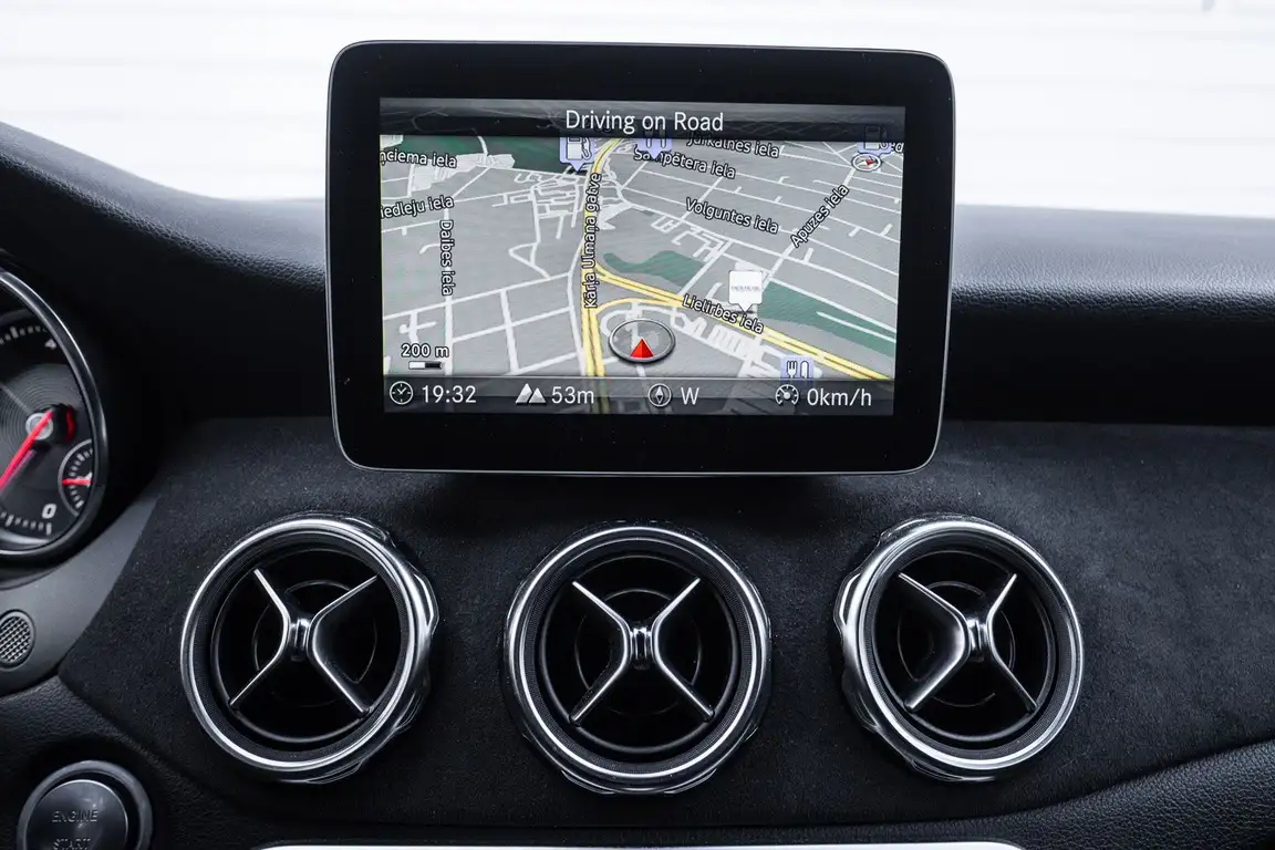 MERCEDES-BENZ GLA