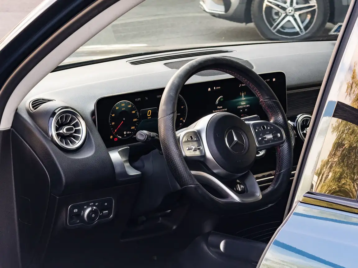 MERCEDES-BENZ GLB