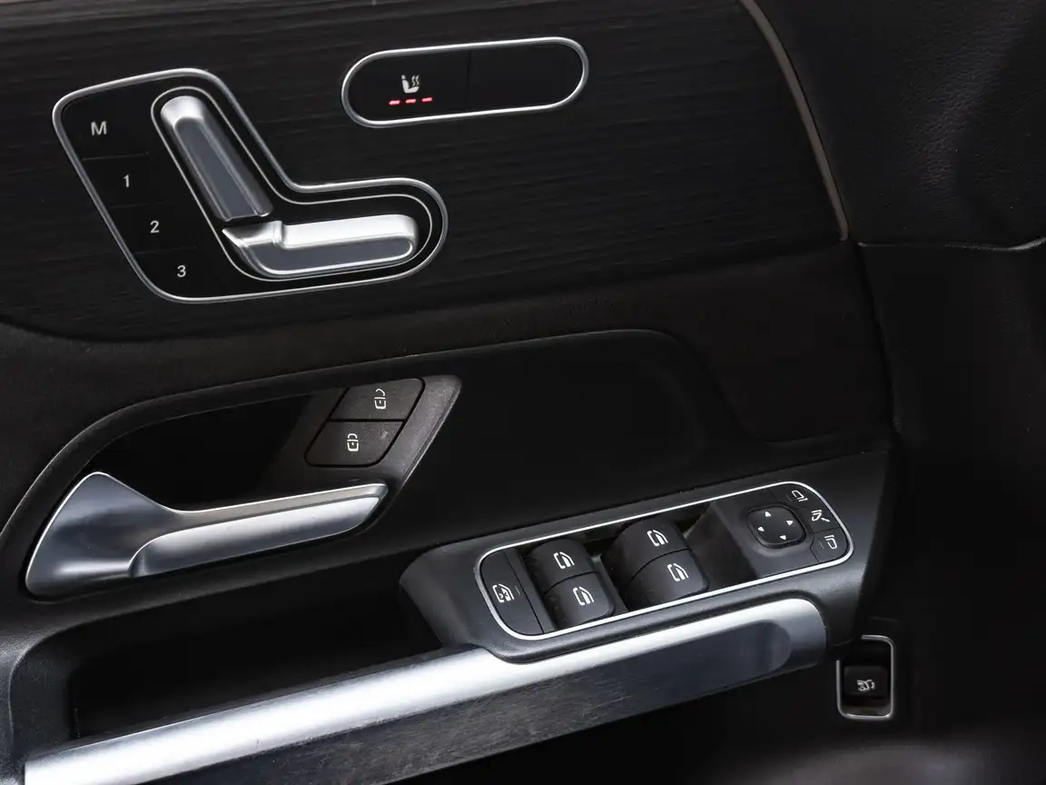 MERCEDES-BENZ GLB