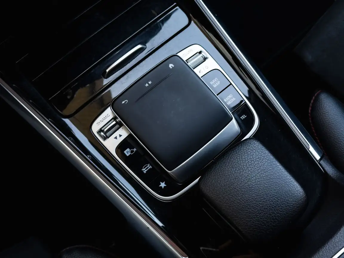 MERCEDES-BENZ GLB