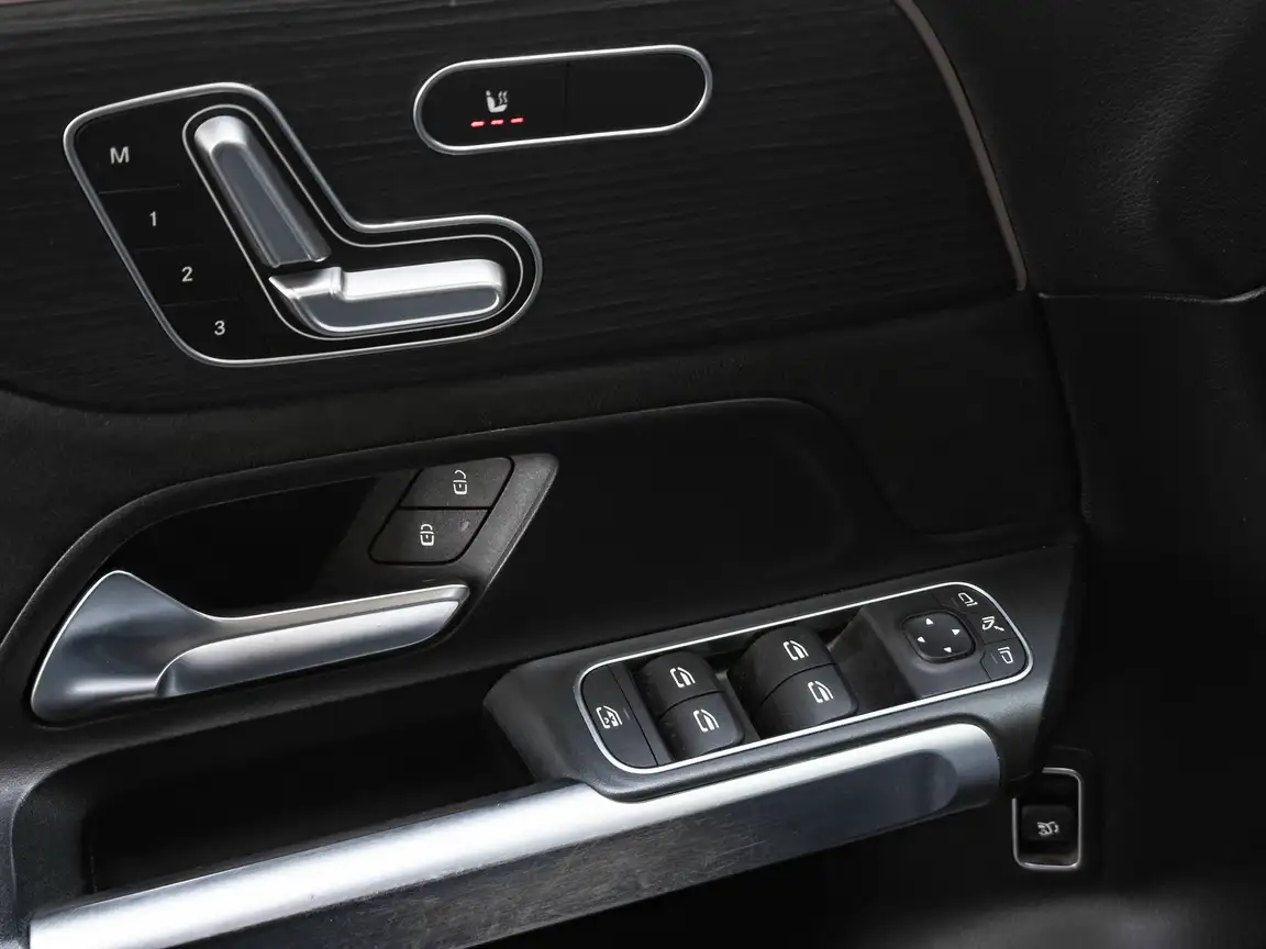 MERCEDES-BENZ GLB