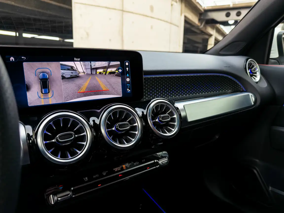 MERCEDES-BENZ GLB