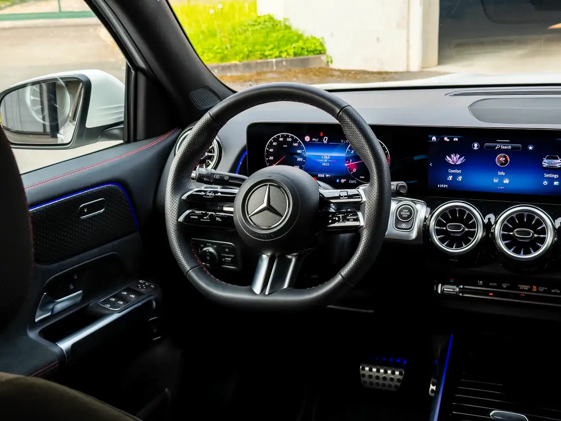 MERCEDES-BENZ GLB