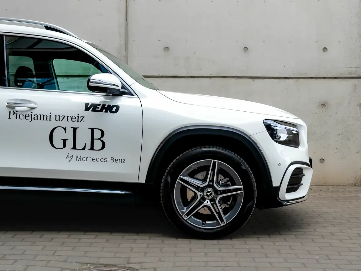 MERCEDES-BENZ GLB